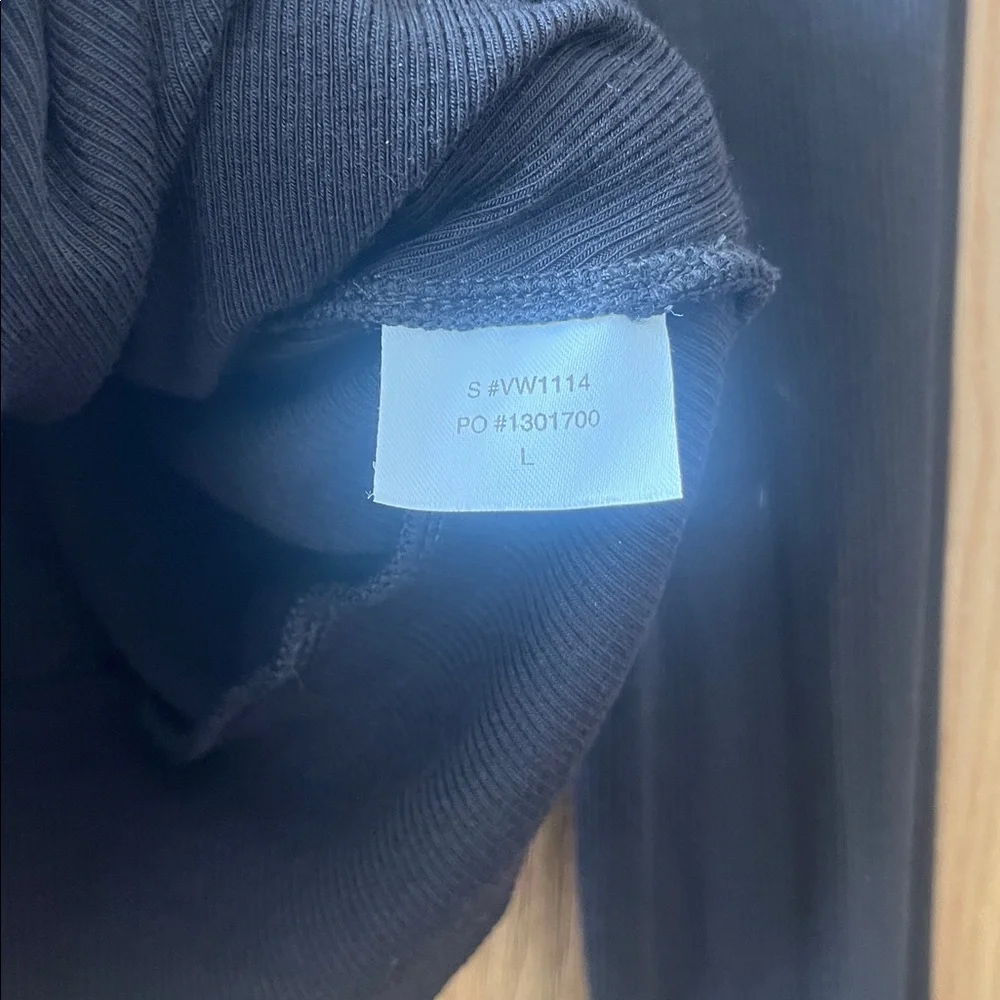 Vuori large cove twist tee in black - Picture 3 of 4